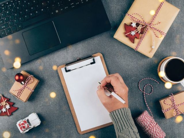 christmas-online-shopping-flat-lay-girl-writing-shopping-list-laptop-picture-id1277302426 800x500