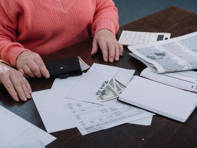 A couple comparing a ROTH IRA and a Traditional IRA